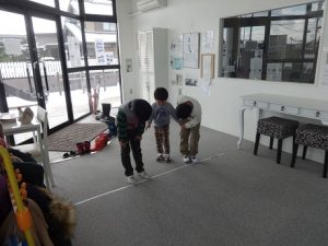 両端のDolphin　classの園児たちが真ん中のPenguin　classの園児に 礼の仕方を教えています！！ 